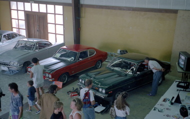 Prsentation der schnen Oldtimer mit vielen Zuschauer in der Halle
Prsentation des belles voitures anciennes avec de nombreux spectateurs dans le hall
Presentation of the beautiful classic cars with many spectators in the hall